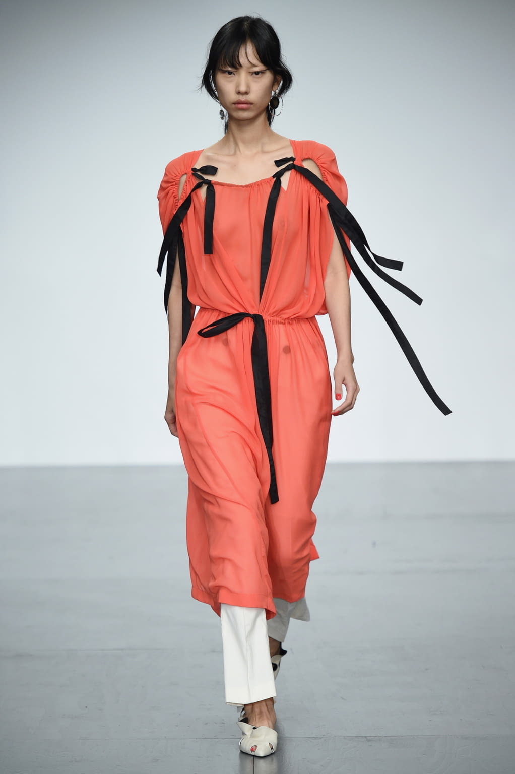 Fashion Week London Spring/Summer 2018 look 19 from the Eudon Choi collection womenswear