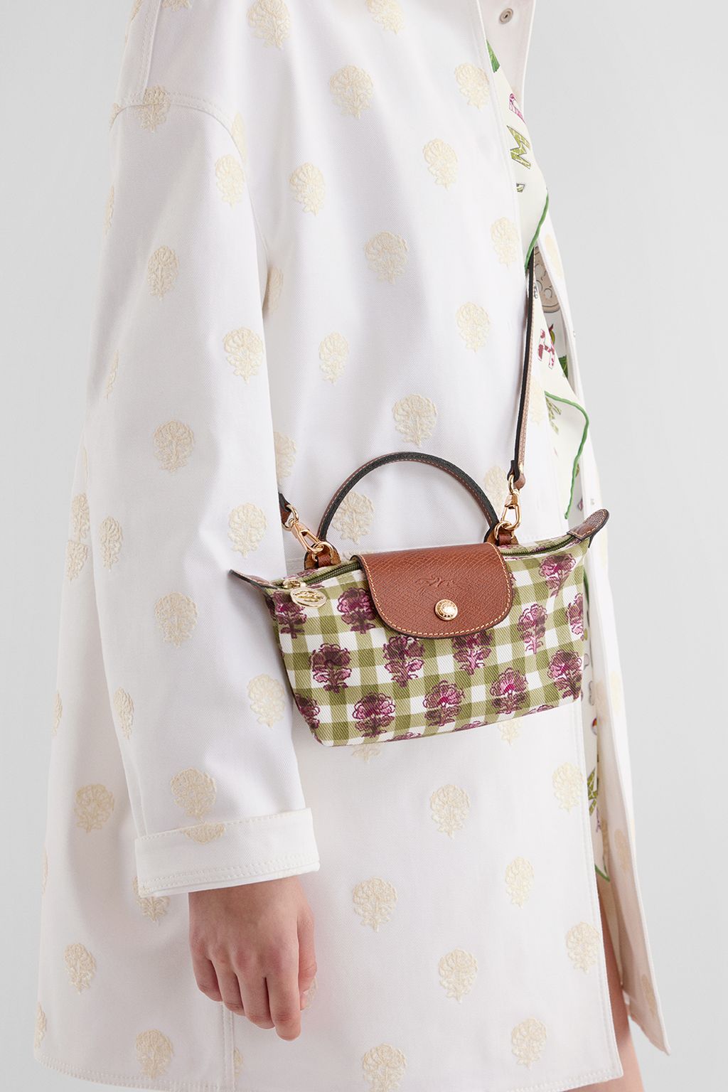 Fashion Week Paris Spring/Summer 2025 look 18 from the Longchamp collection 女装配饰