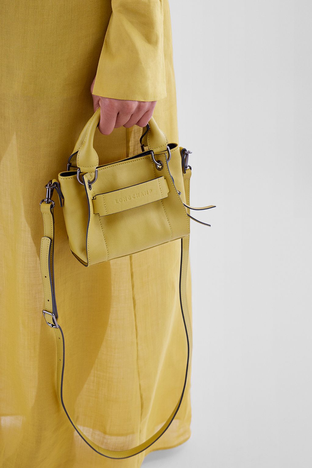 Fashion Week Paris Spring/Summer 2025 look 33 from the Longchamp collection 女装配饰