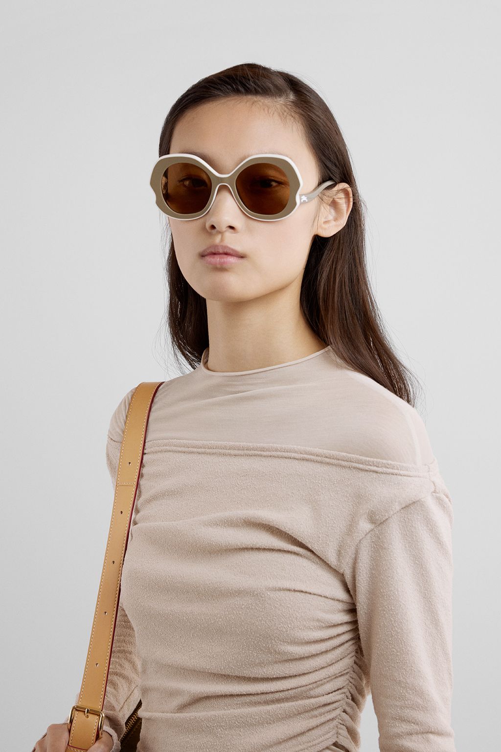 Fashion Week Paris Spring/Summer 2025 look 45 from the Longchamp collection womenswear accessories