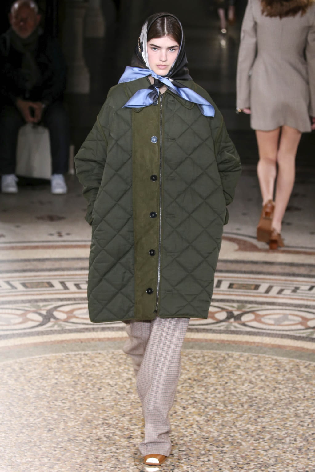 Fashion Week Paris Fall/Winter 2017 look 6 from the Stella McCartney collection womenswear