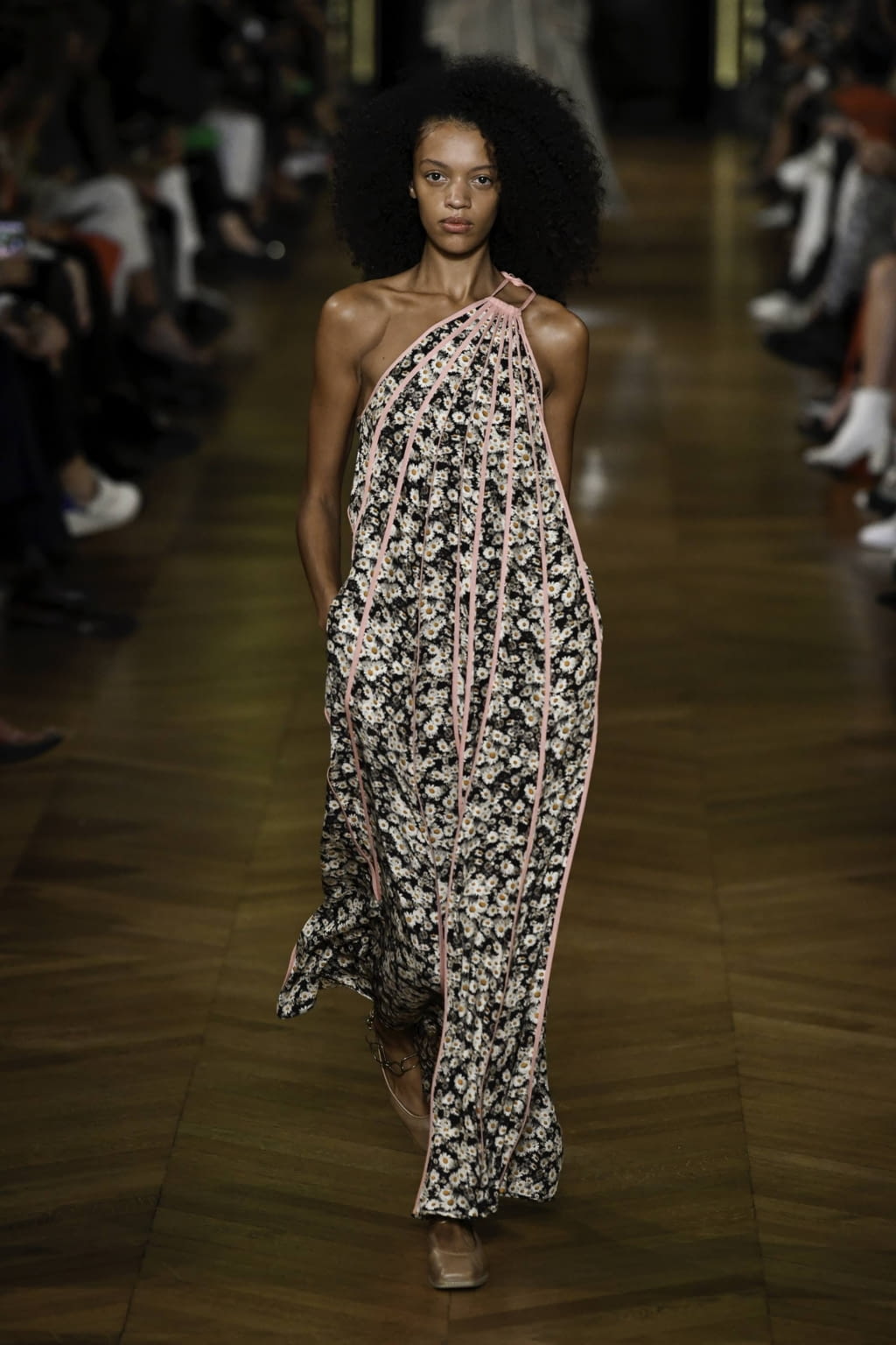 Fashion Week Paris Spring/Summer 2020 look 37 from the Stella McCartney collection 女装