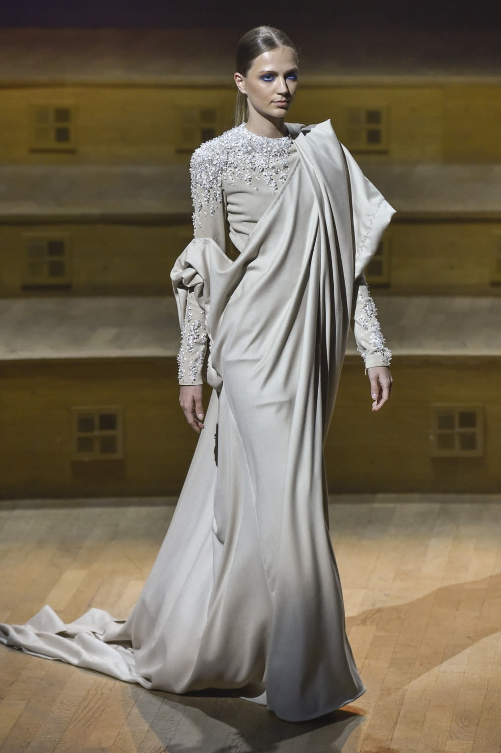 Fashion Week Paris Fall/Winter 2018 look 15 from the Stephane Rolland collection couture