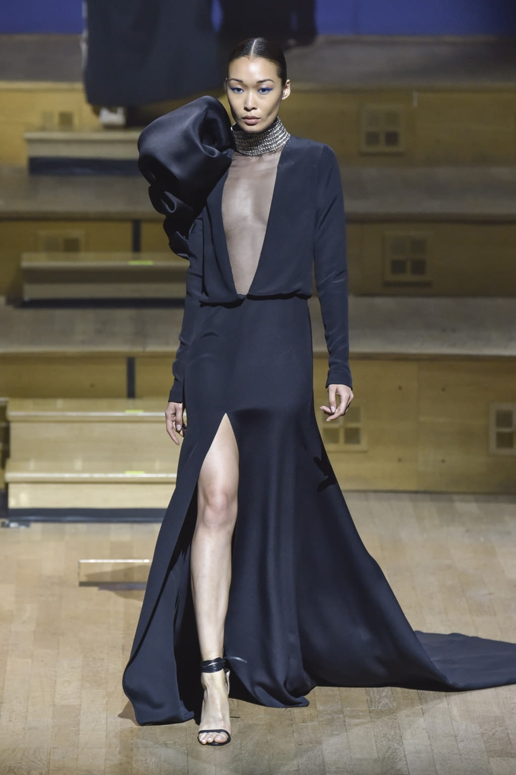Fashion Week Paris Fall/Winter 2018 look 20 from the Stephane Rolland collection couture