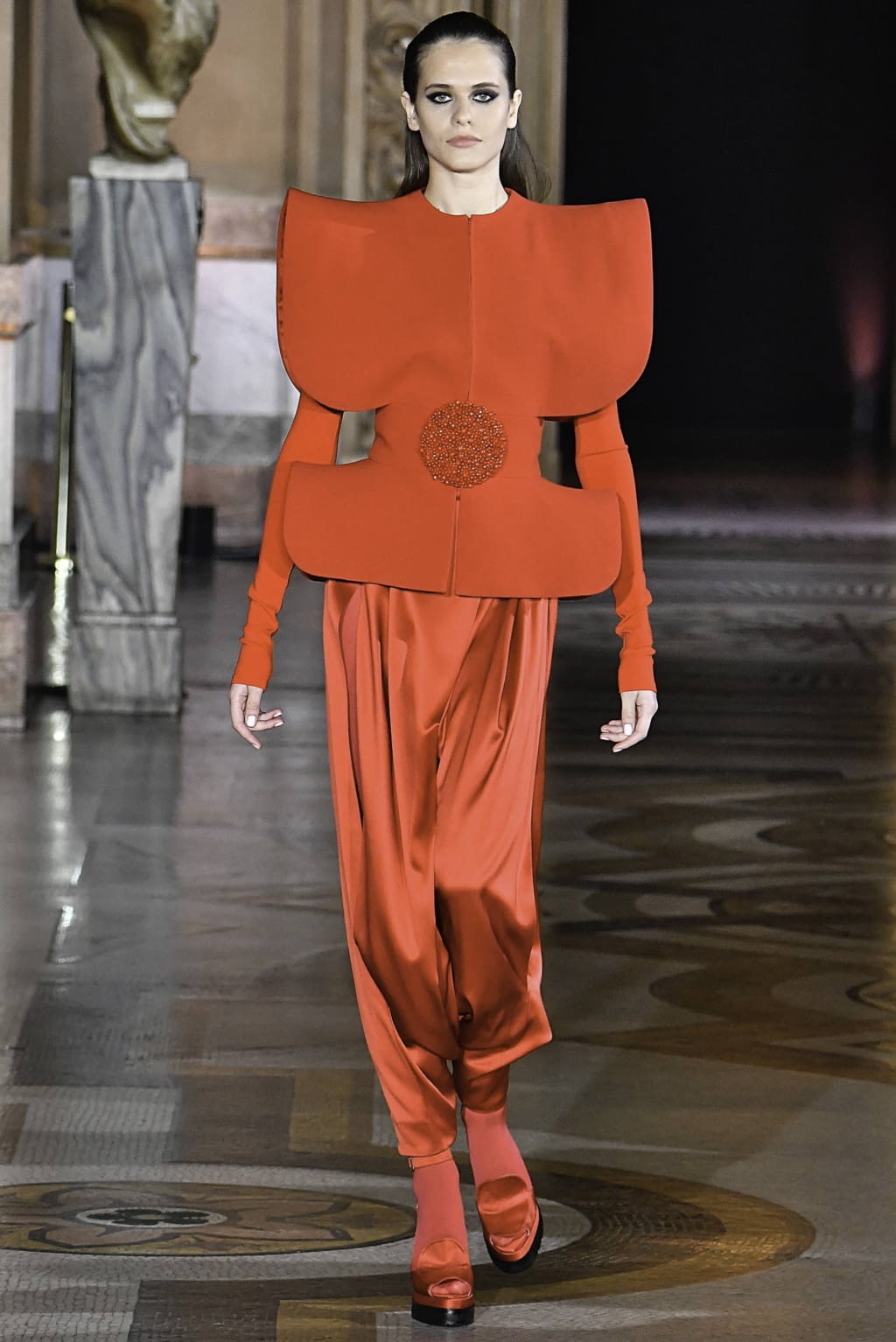 Fashion Week Paris Fall/Winter 2019 look 1 de la collection Stephane Rolland couture