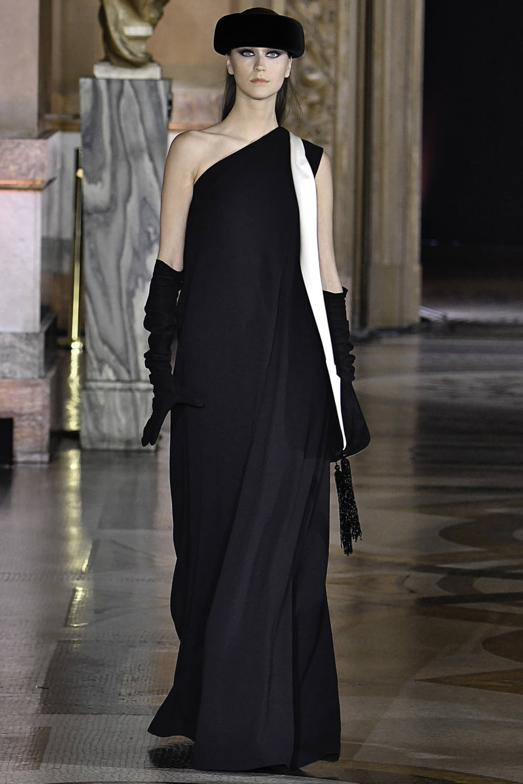 Fashion Week Paris Fall/Winter 2019 look 7 from the Stephane Rolland collection couture