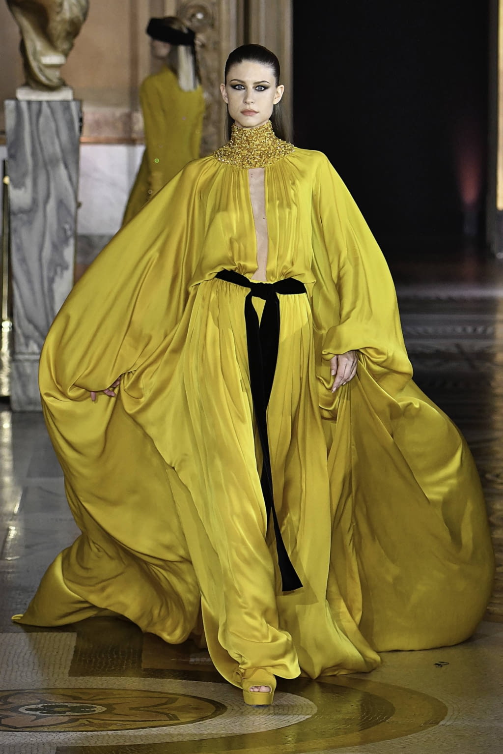 Fashion Week Paris Fall/Winter 2019 look 14 de la collection Stephane Rolland couture