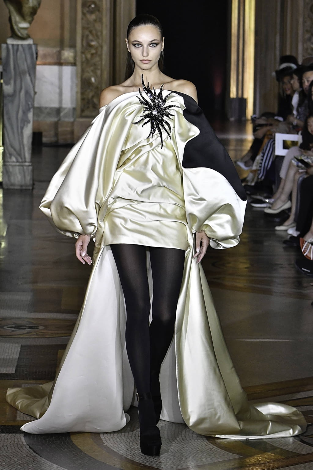 Fashion Week Paris Fall/Winter 2019 look 17 from the Stephane Rolland collection couture