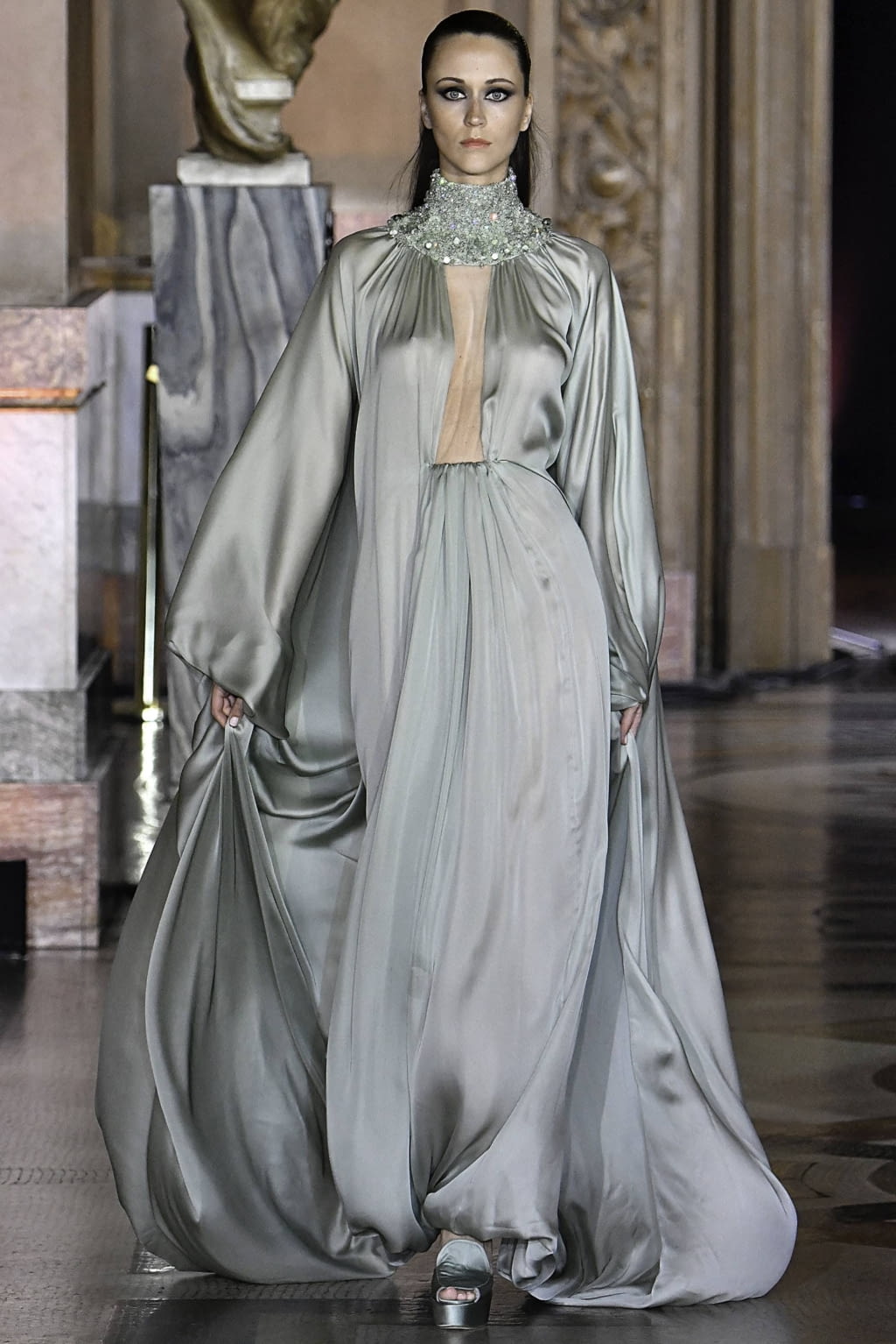 Fashion Week Paris Fall/Winter 2019 look 22 from the Stephane Rolland collection couture