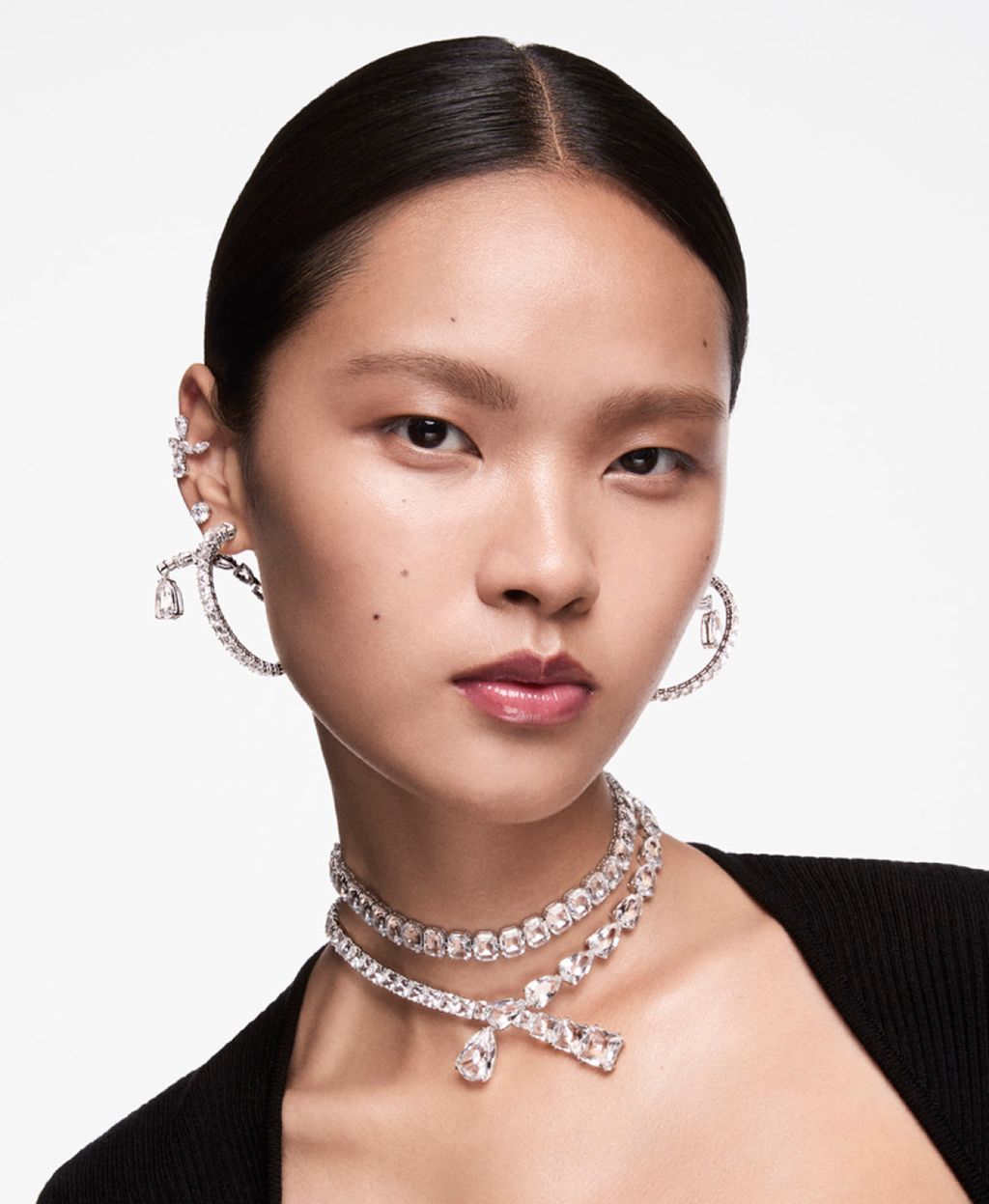 Fashion Week Paris Fall/Winter 2024 look 12 from the Swarovski collection womenswear accessories