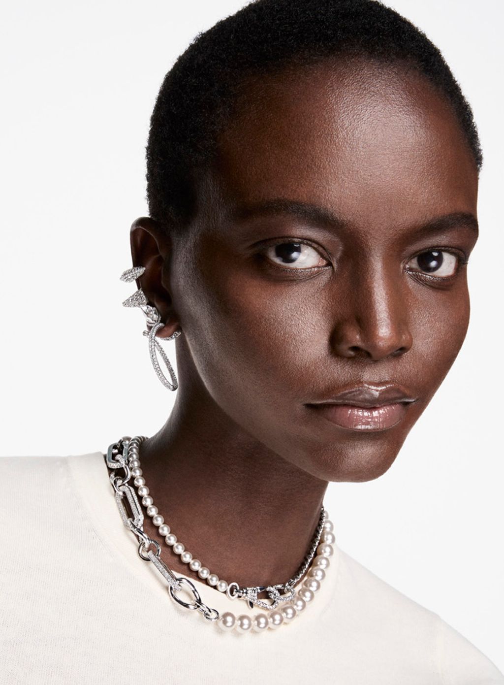 Fashion Week Paris Fall/Winter 2024 look 4 de la collection Swarovski womenswear accessories