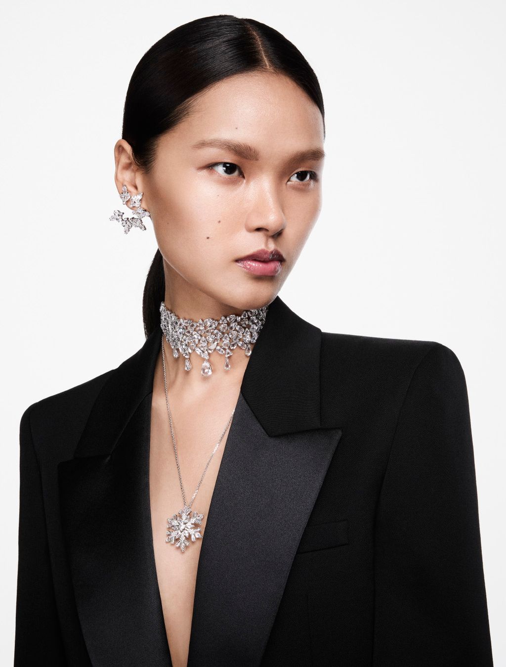 Fashion Week Paris Fall/Winter 2024 look 8 from the Swarovski collection womenswear accessories