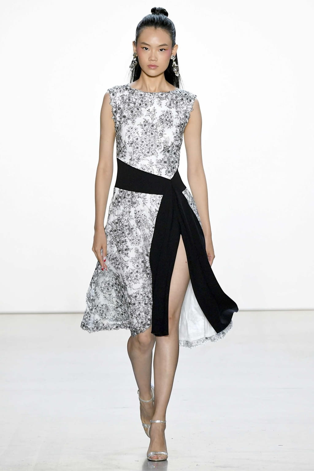 Fashion Week New York Spring/Summer 2020 look 11 from the Tadashi Shoji collection womenswear