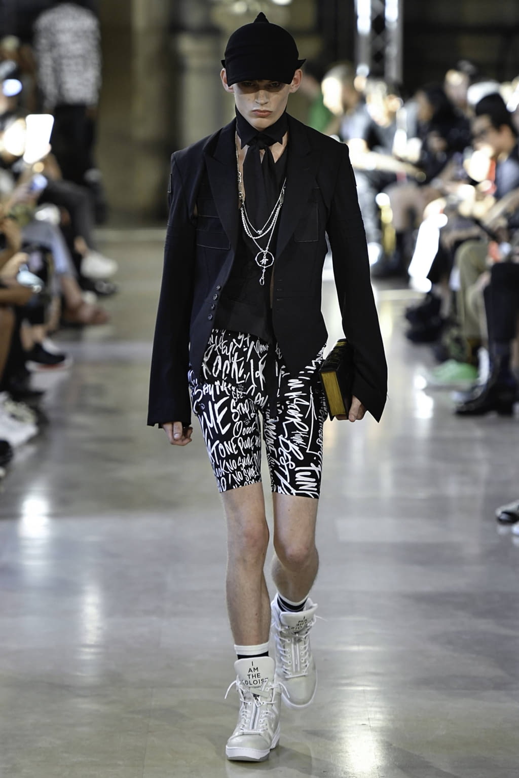 Fashion Week Paris Spring/Summer 2020 look 16 from the Takahiromiyashita The Soloist collection 男装