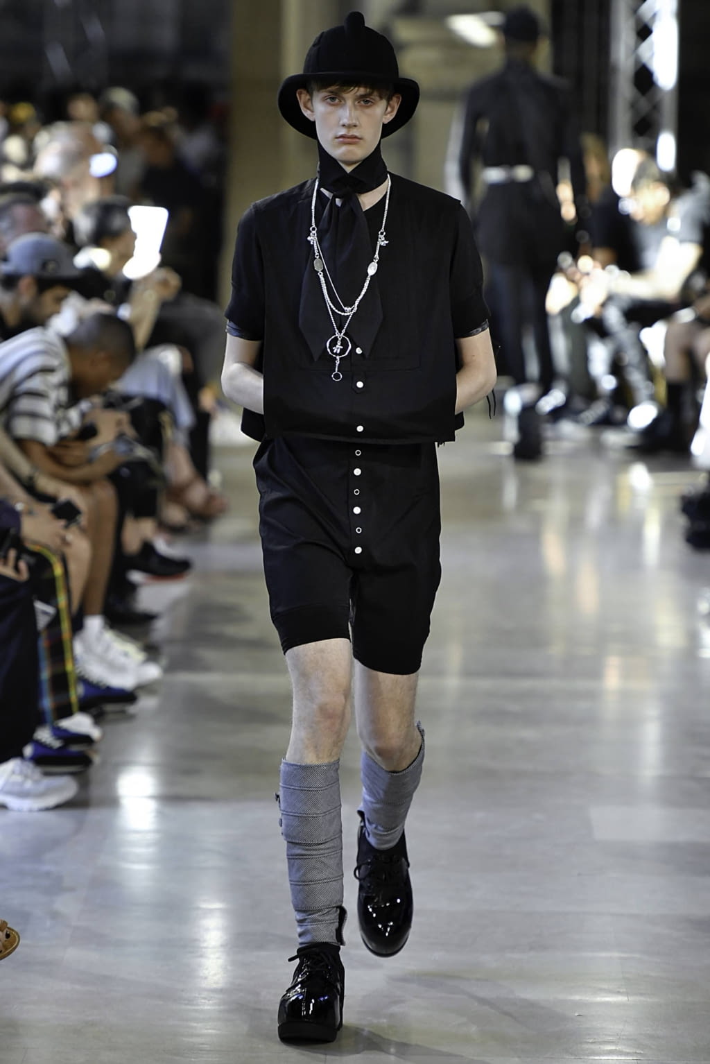 Fashion Week Paris Spring/Summer 2020 look 29 from the Takahiromiyashita The Soloist collection 男装