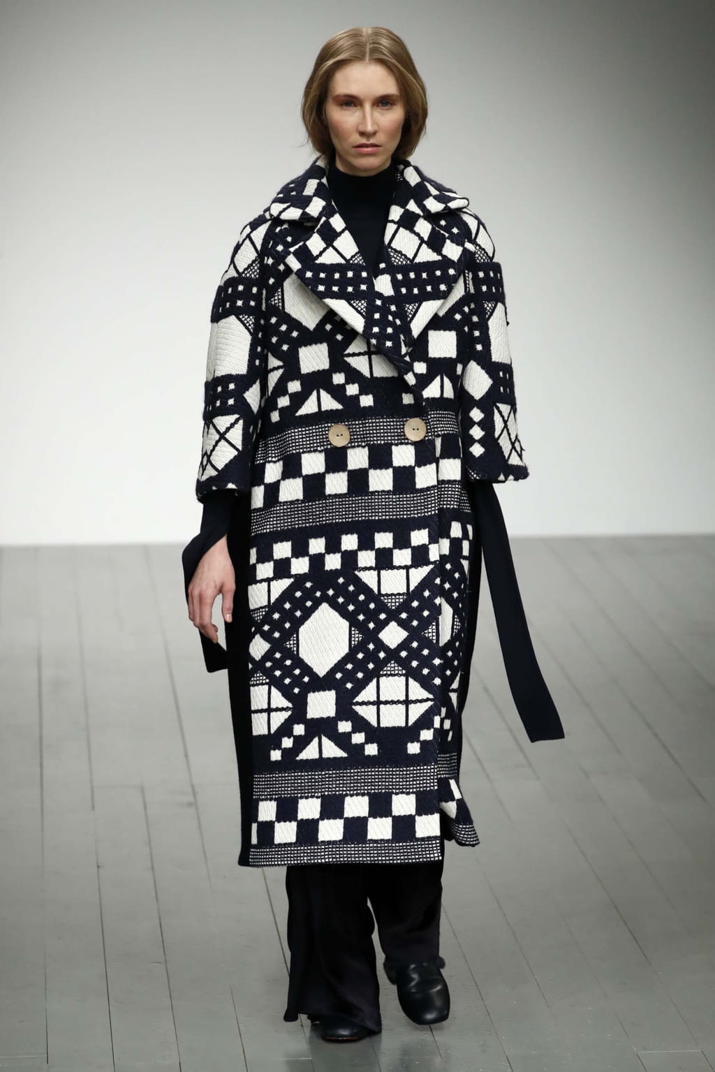 Fashion Week London Fall/Winter 2018 look 19 from the Teatum Jones collection 女装