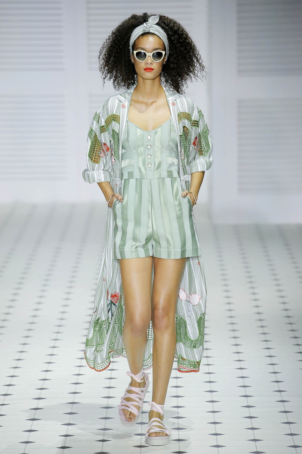 Fashion Week London Spring/Summer 2018 look 18 from the Temperley London collection 女装