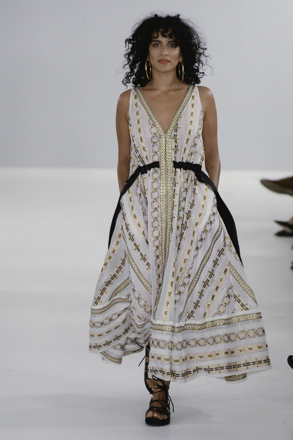 Fashion Week London Spring/Summer 2019 look 9 from the Temperley London collection 女装