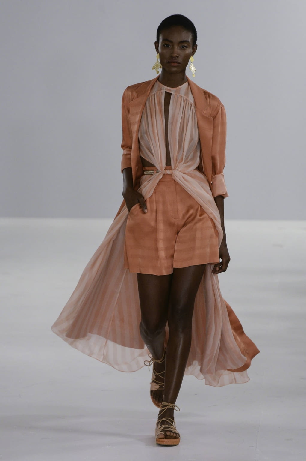 Fashion Week London Spring/Summer 2019 look 12 from the Temperley London collection womenswear