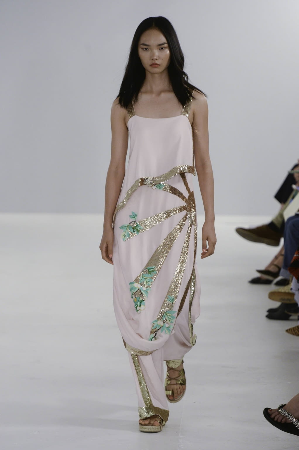 Fashion Week London Spring/Summer 2019 look 19 from the Temperley London collection 女装
