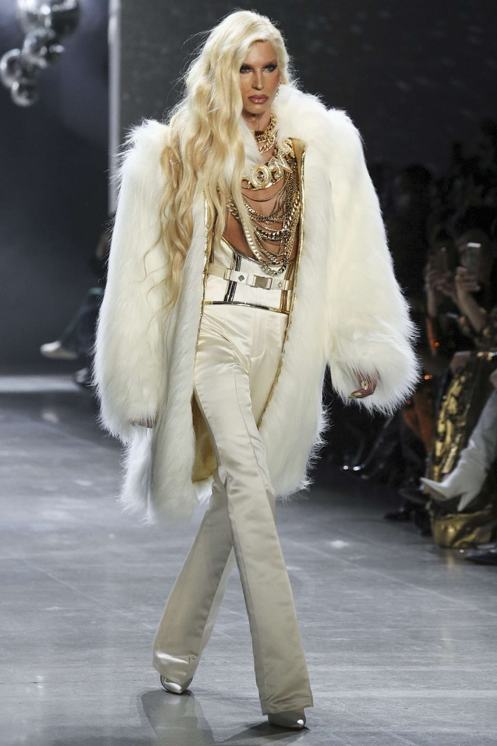 Fashion Week New York Fall/Winter 2019 look 2 from the The Blonds collection 女装
