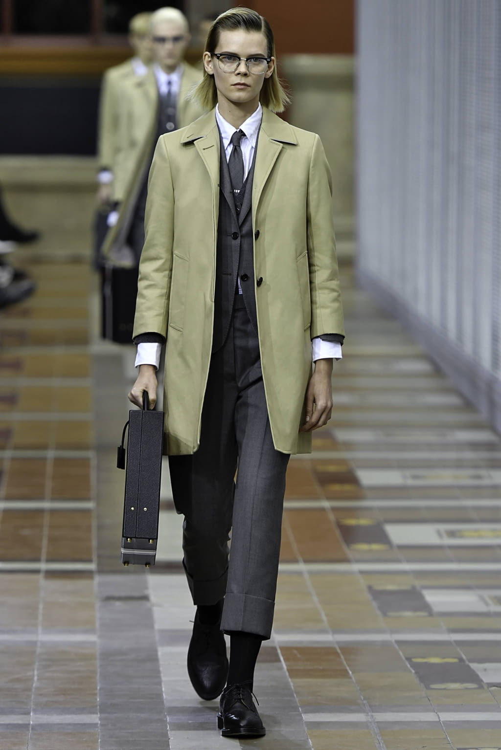 Fashion Week Paris Fall/Winter 2019 look 2 from the Thom Browne collection 女装