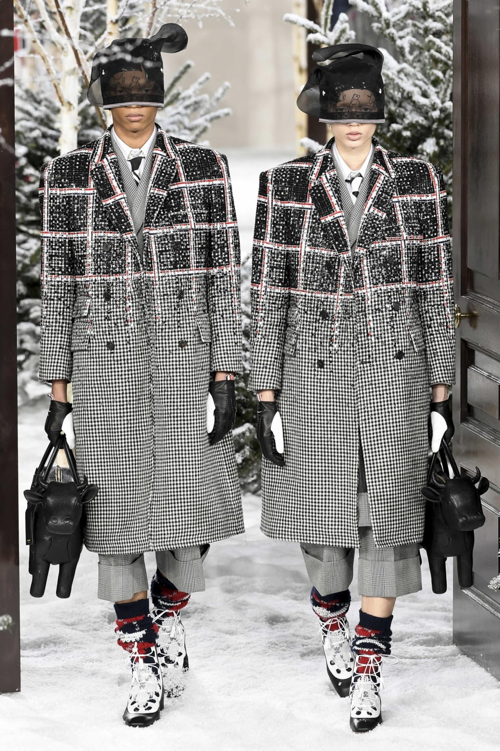 Fashion Week Paris Fall/Winter 2020 look 28 from the Thom Browne collection 女装