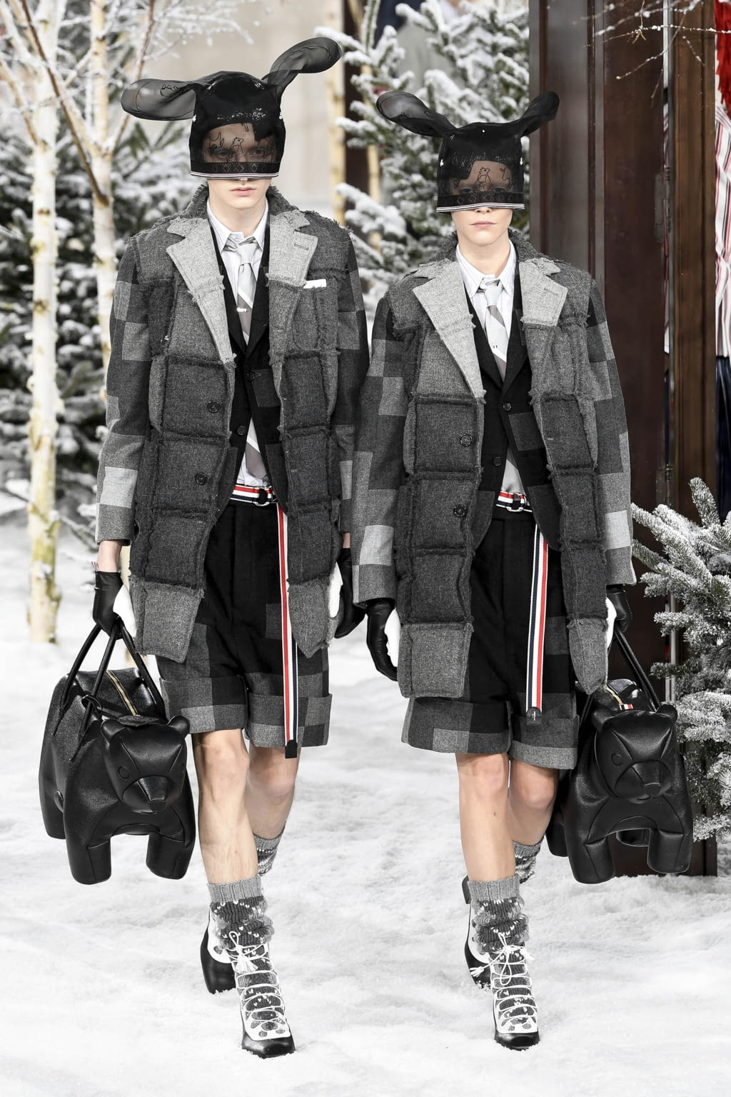 Fashion Week Paris Fall/Winter 2020 look 32 from the Thom Browne collection 女装