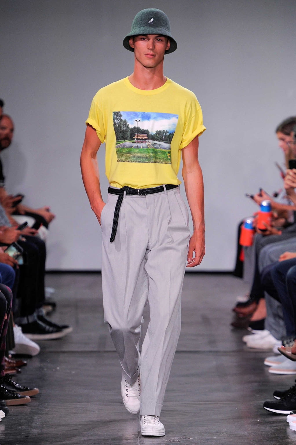 Fashion Week New York Spring/Summer 2019 look 1 from the Todd Snyder collection 男装