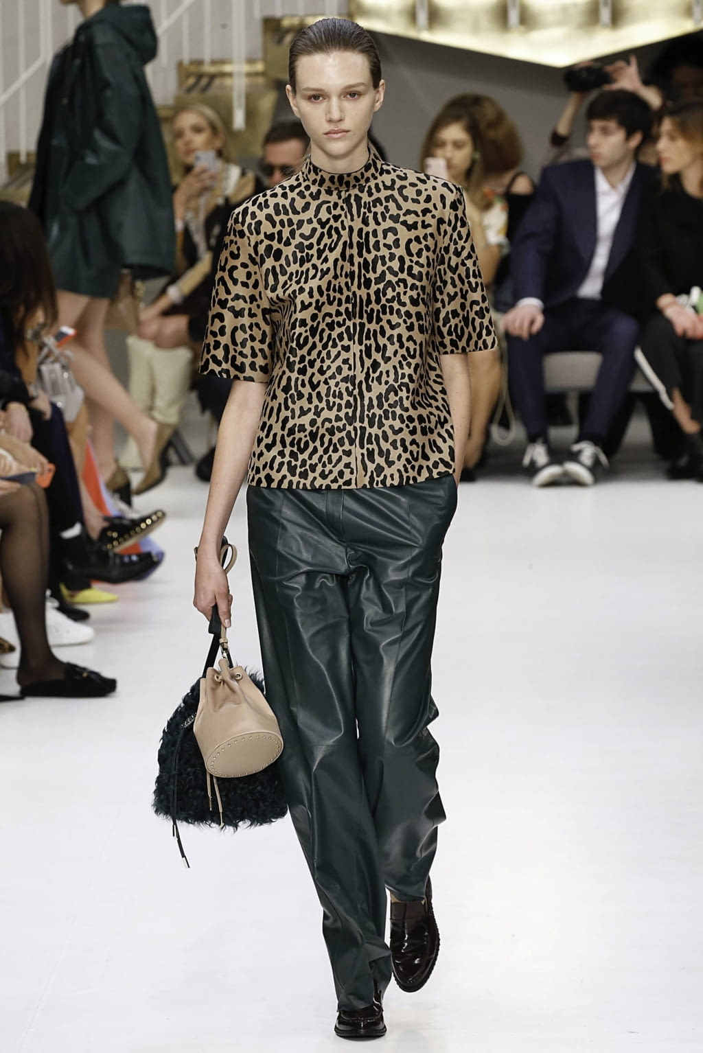 Fashion Week Milan Fall/Winter 2019 look 28 from the Tod's collection 女装