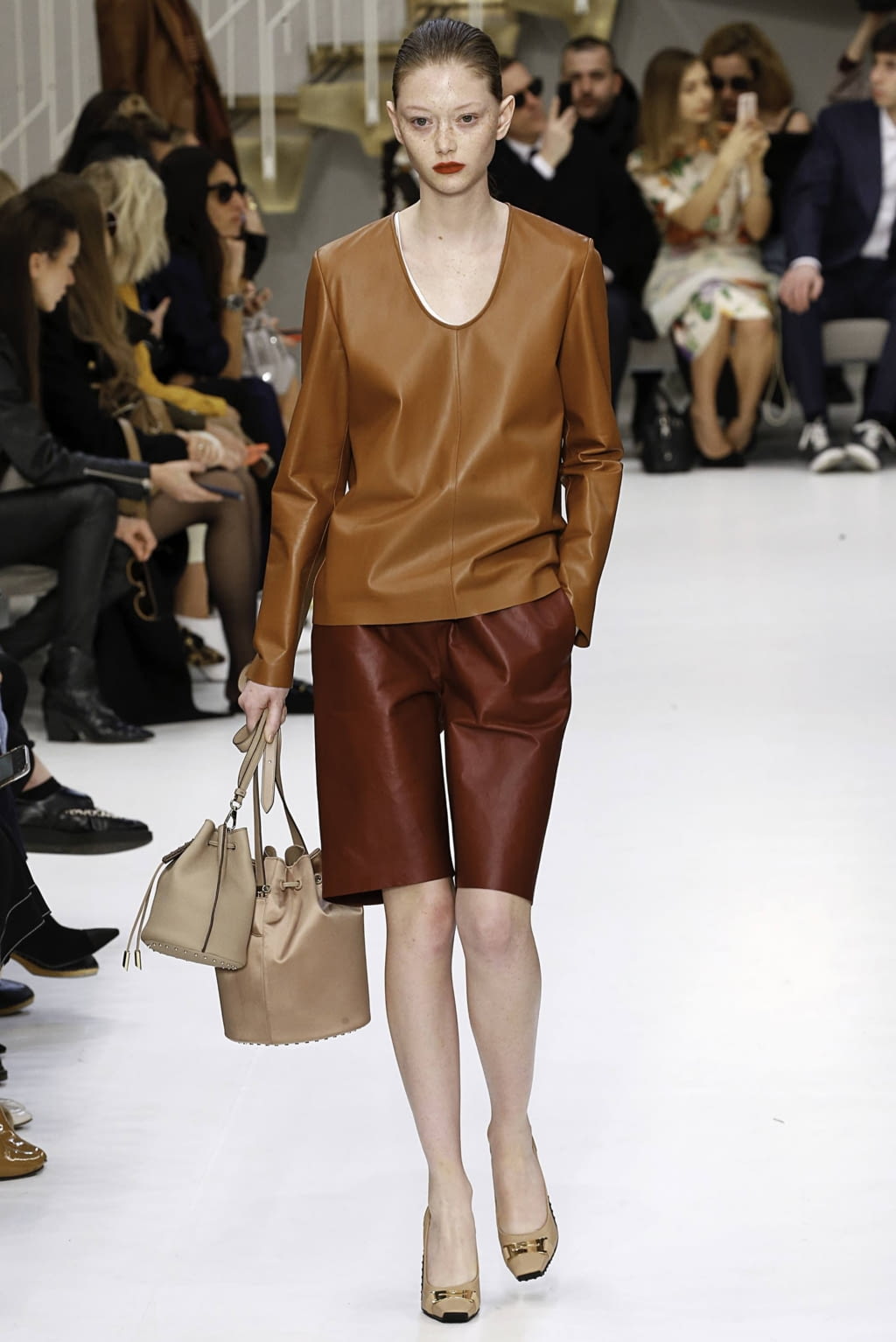 Fashion Week Milan Fall/Winter 2019 look 30 from the Tod's collection womenswear