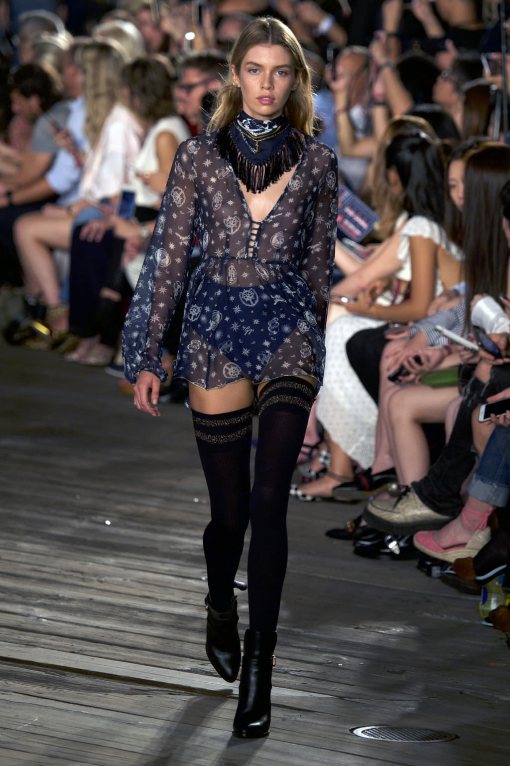 Fashion Week New York Fall/Winter 2016 look 11 de la collection Tommy Hilfiger x Gigi Hadid womenswear
