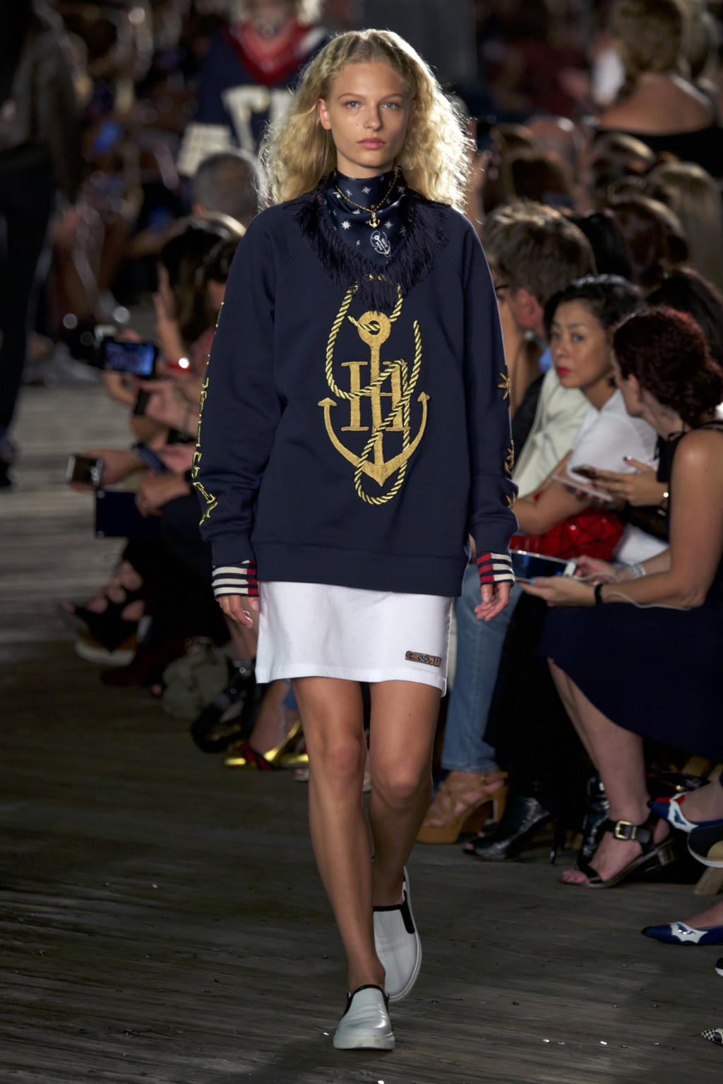 Fashion Week New York Fall/Winter 2016 look 20 from the Tommy Hilfiger x Gigi Hadid collection 女装