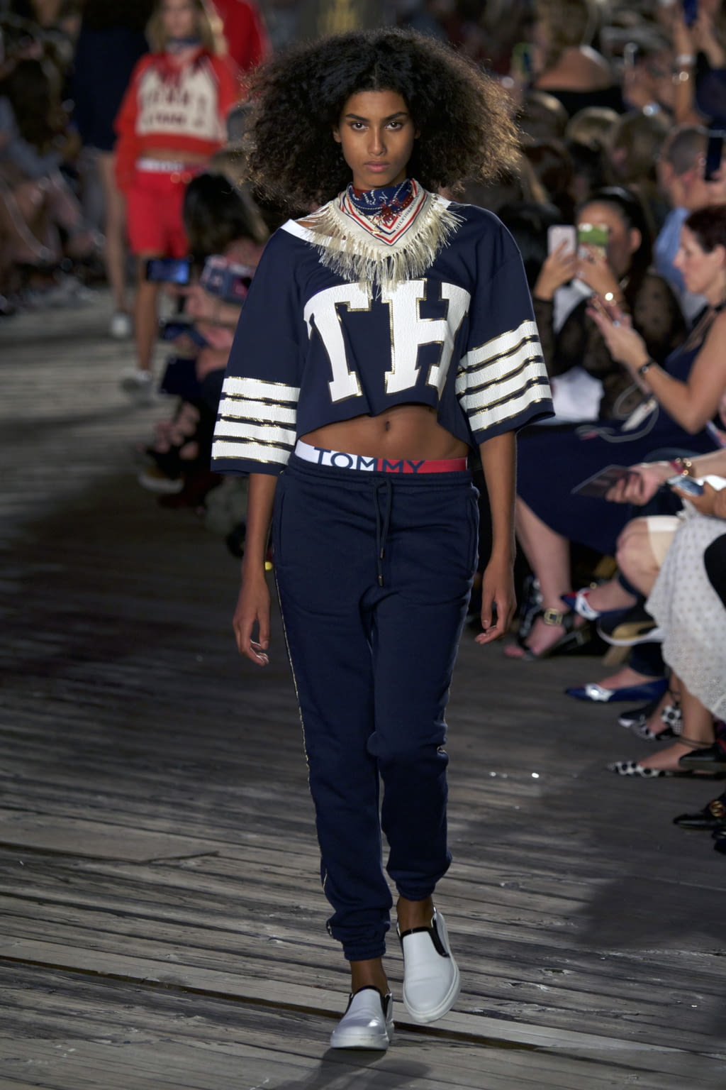 Fashion Week New York Fall/Winter 2016 look 22 from the Tommy Hilfiger x Gigi Hadid collection 女装