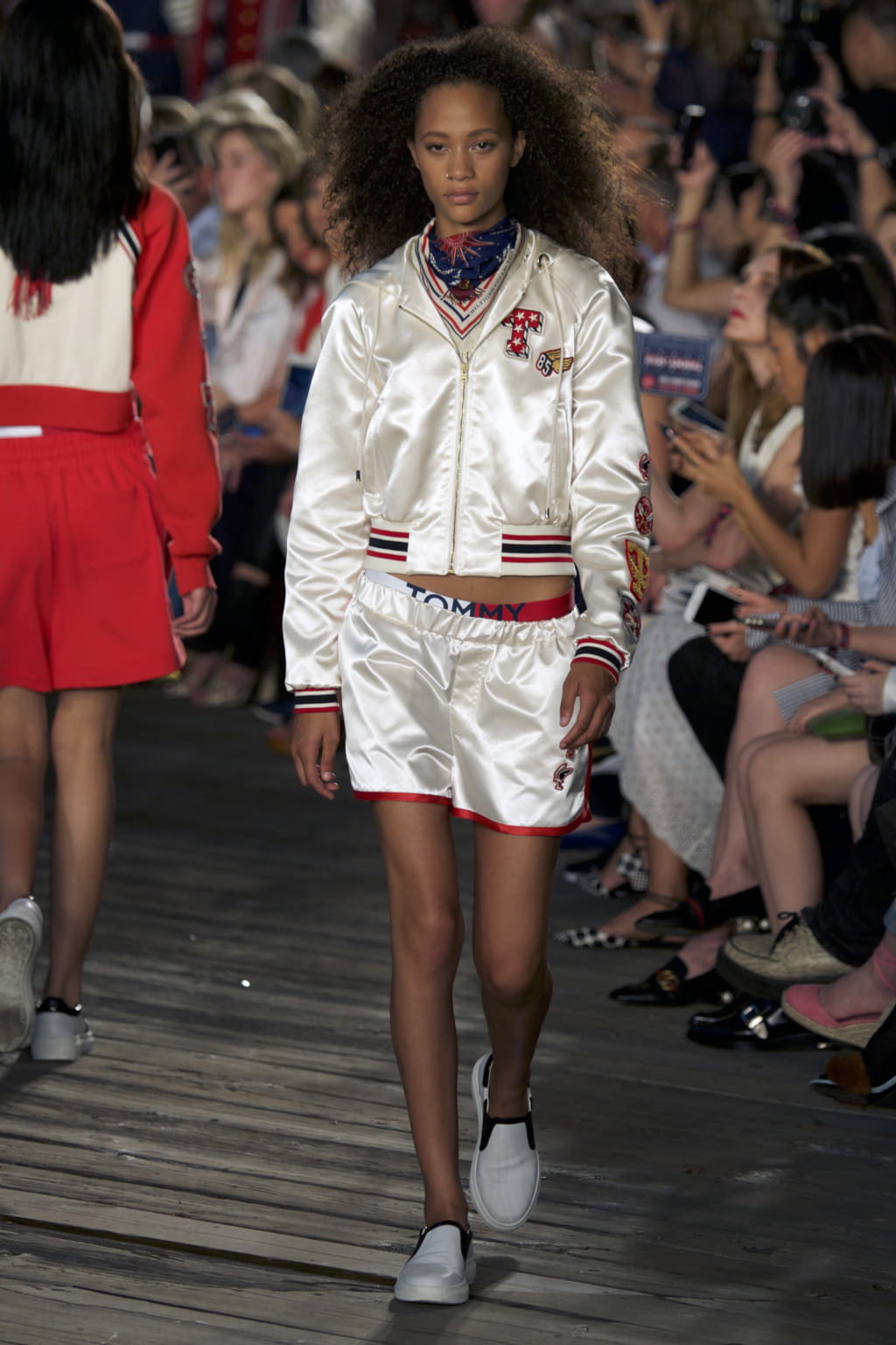 Fashion Week New York Fall/Winter 2016 look 25 from the Tommy Hilfiger x Gigi Hadid collection 女装