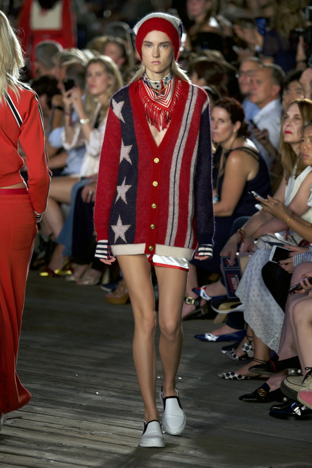 Fashion Week New York Fall/Winter 2016 look 26 from the Tommy Hilfiger x Gigi Hadid collection 女装