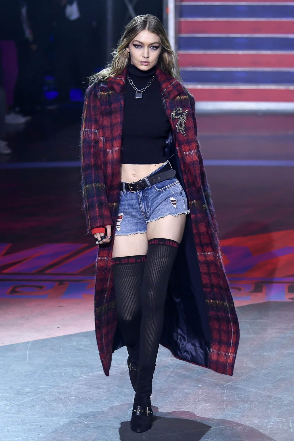 Fashion Week London Fall/Winter 2017 look 1 from the Tommy Hilfiger collection 女装