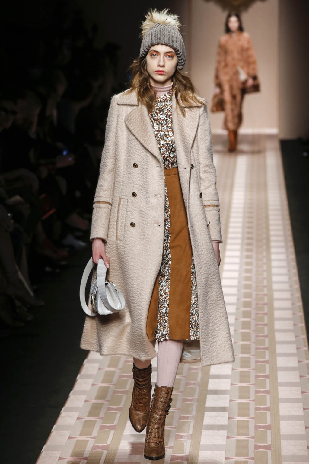 Fashion Week Milan Fall/Winter 2017 look 2 from the Trussardi collection 女装