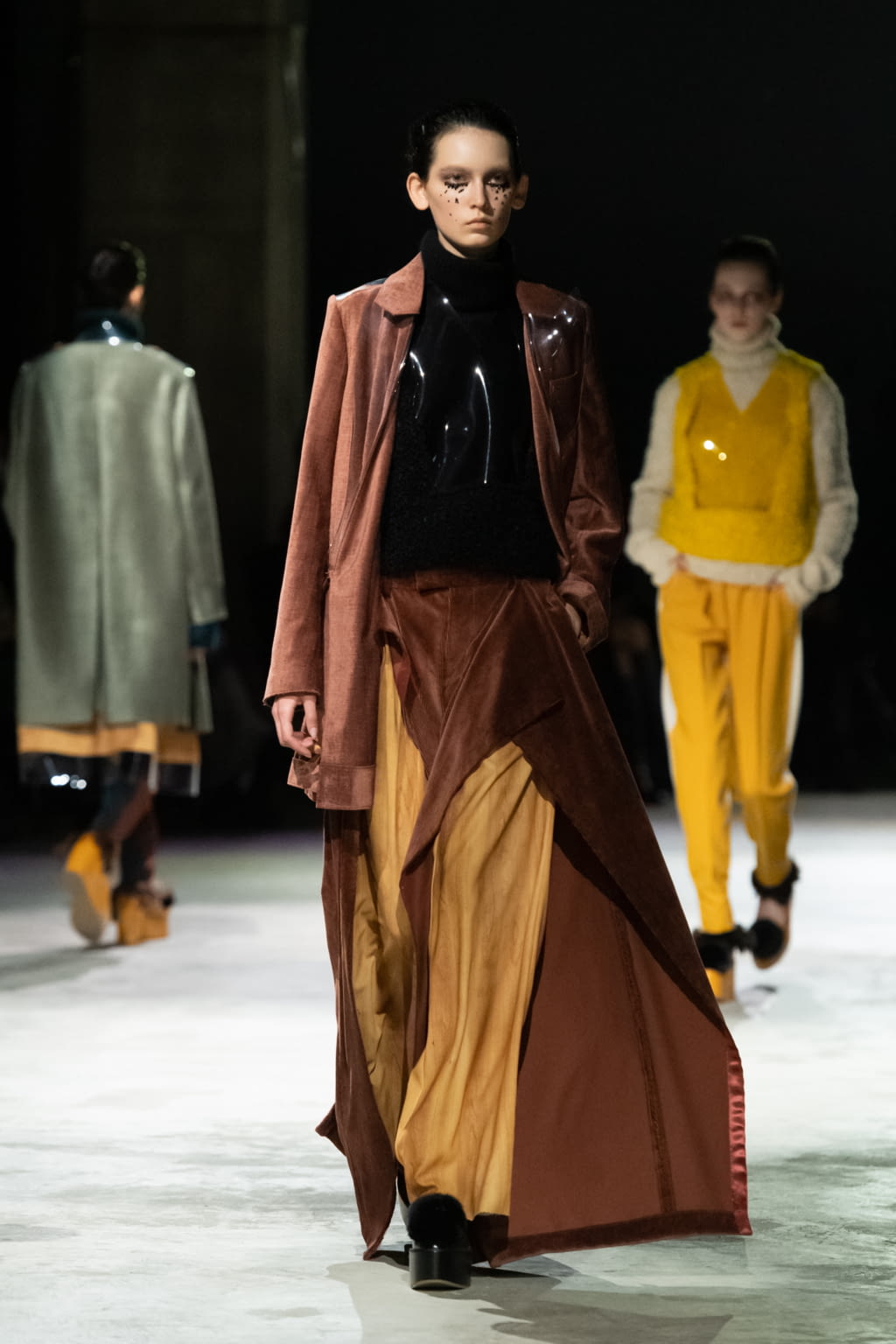Fashion Week Paris Fall/Winter 2021 look 35 de la collection Undercover womenswear