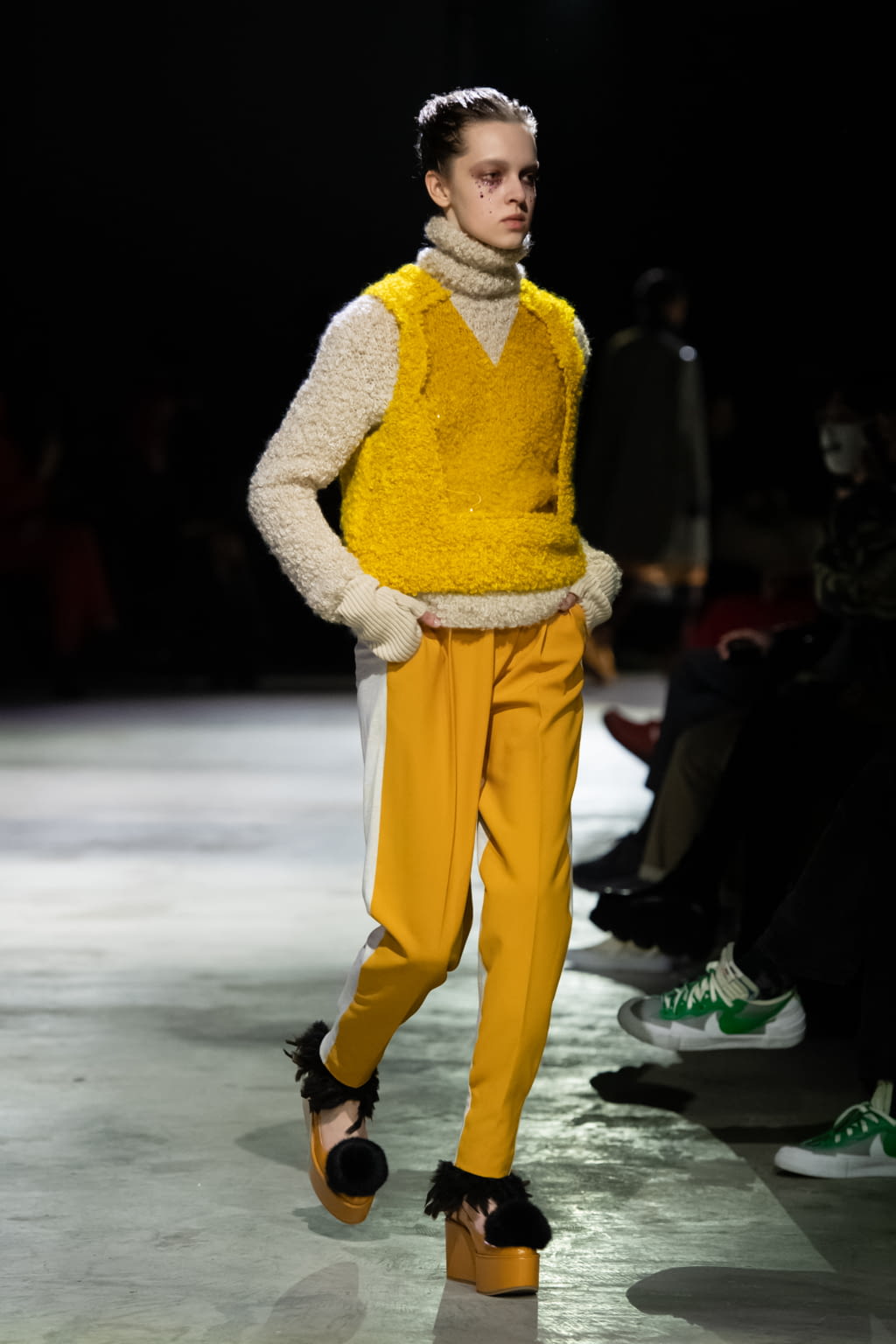 Fashion Week Paris Fall/Winter 2021 look 36 from the Undercover collection 女装