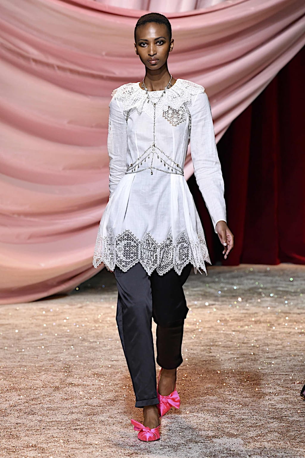 Fashion Week Paris Fall/Winter 2019 look 4 de la collection Ulyana Sergeenko couture