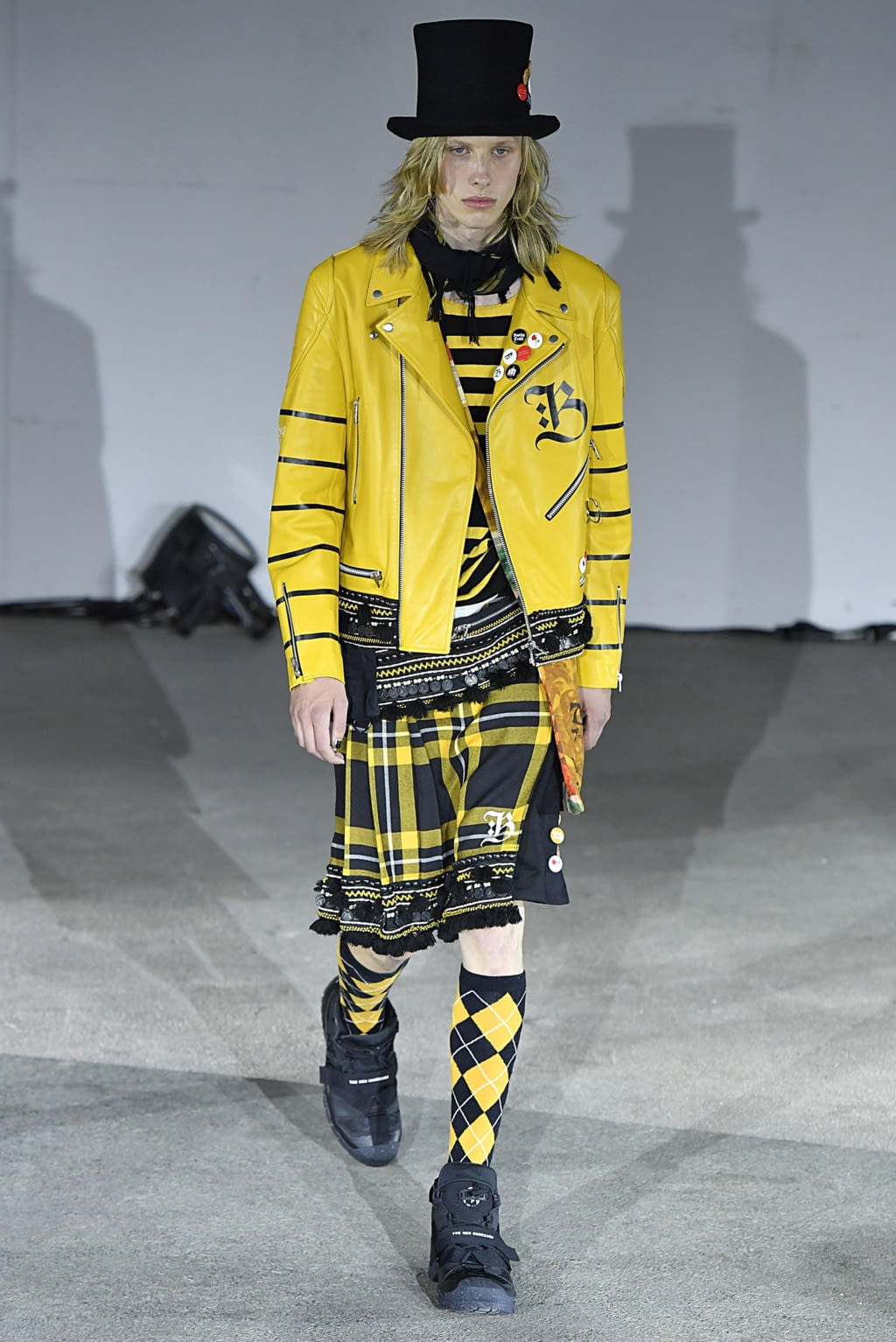 Fashion Week Paris Spring/Summer 2019 look 7 from the Undercover collection menswear