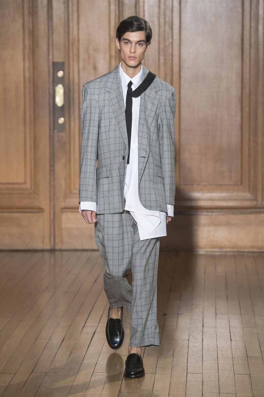 Fashion Week Paris Fall/Winter 2018 look 3 from the Hed Mayner collection menswear