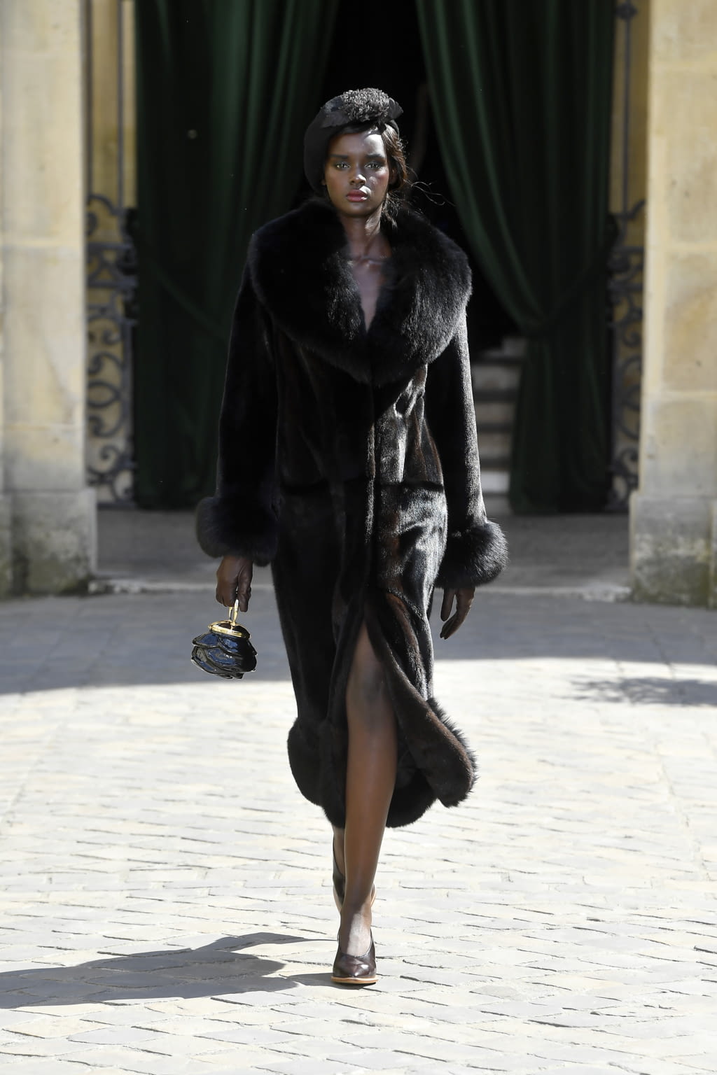 Fashion Week Paris Fall/Winter 2017 look 10 de la collection Ulyana Sergeenko couture