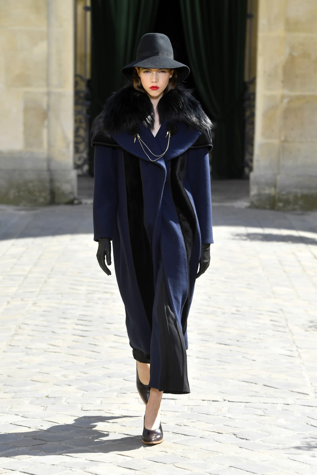 Fashion Week Paris Fall/Winter 2017 look 9 de la collection Ulyana Sergeenko couture