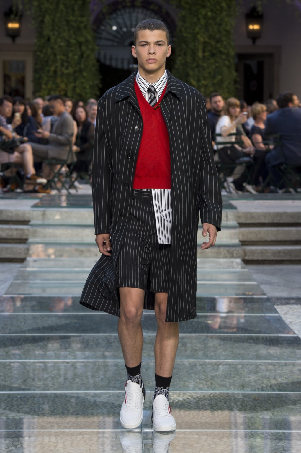 Fashion Week Milan Spring/Summer 2018 look 1 from the Versace collection menswear