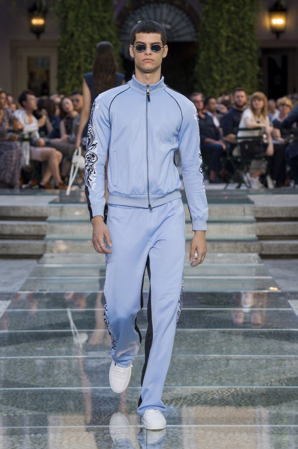 Fashion Week Milan Spring/Summer 2018 look 15 from the Versace collection 男装