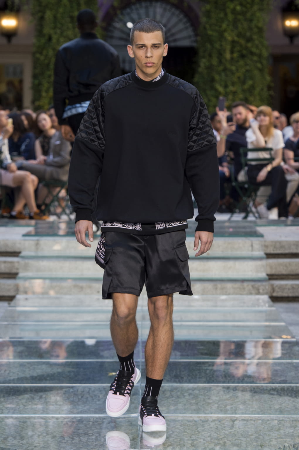 Fashion Week Milan Spring/Summer 2018 look 17 from the Versace collection menswear