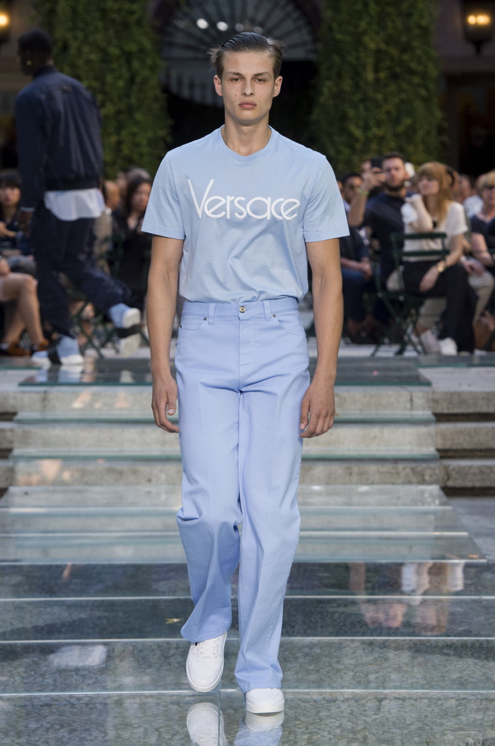 Fashion Week Milan Spring/Summer 2018 look 19 from the Versace collection 男装