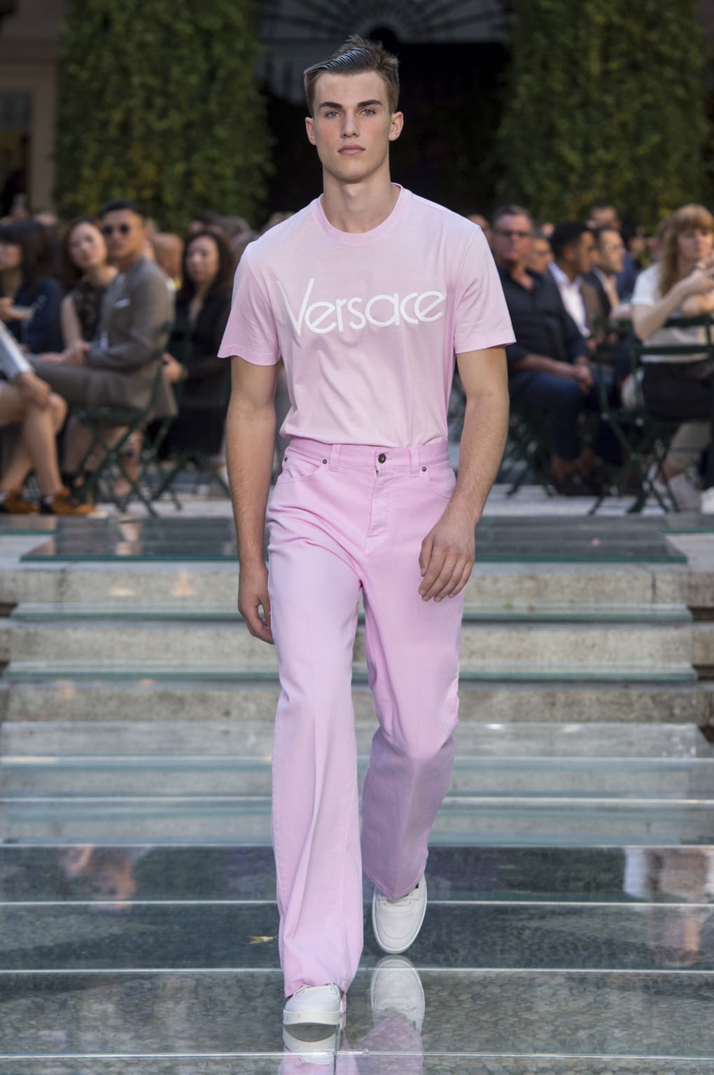 Fashion Week Milan Spring/Summer 2018 look 21 from the Versace collection 男装